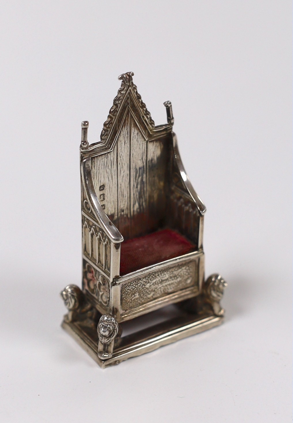 An Edwardian novelty silver mounted pin cushion, modelled a s Coronation throne, Levi & Salaman, Birmingham, 1901, 72mm.